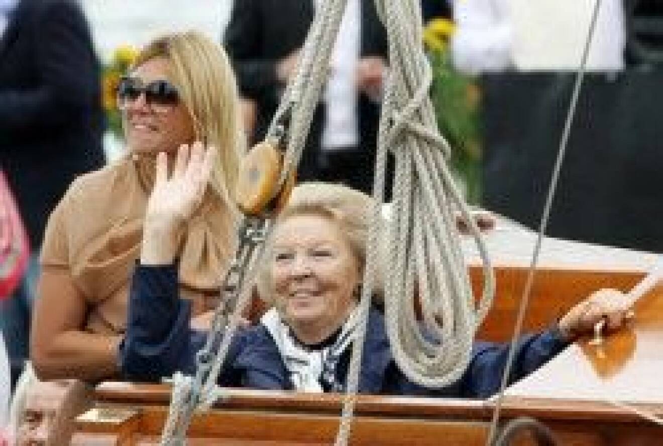 Drottning Beatrix vinkade glatt till åskådarna.