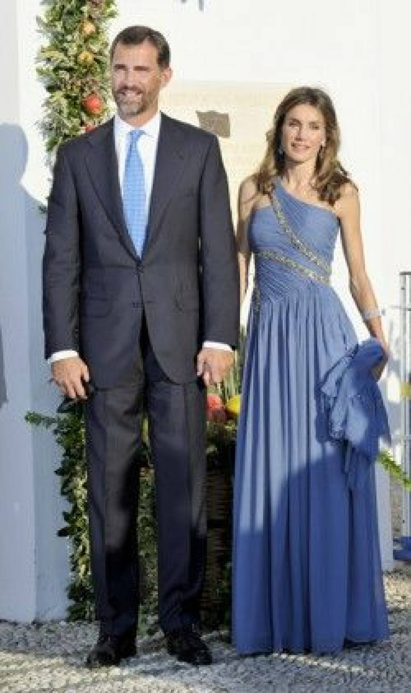 Kronprins Félipe och kronprinsessan Letizia höll god min på det grekiska bröllopet.