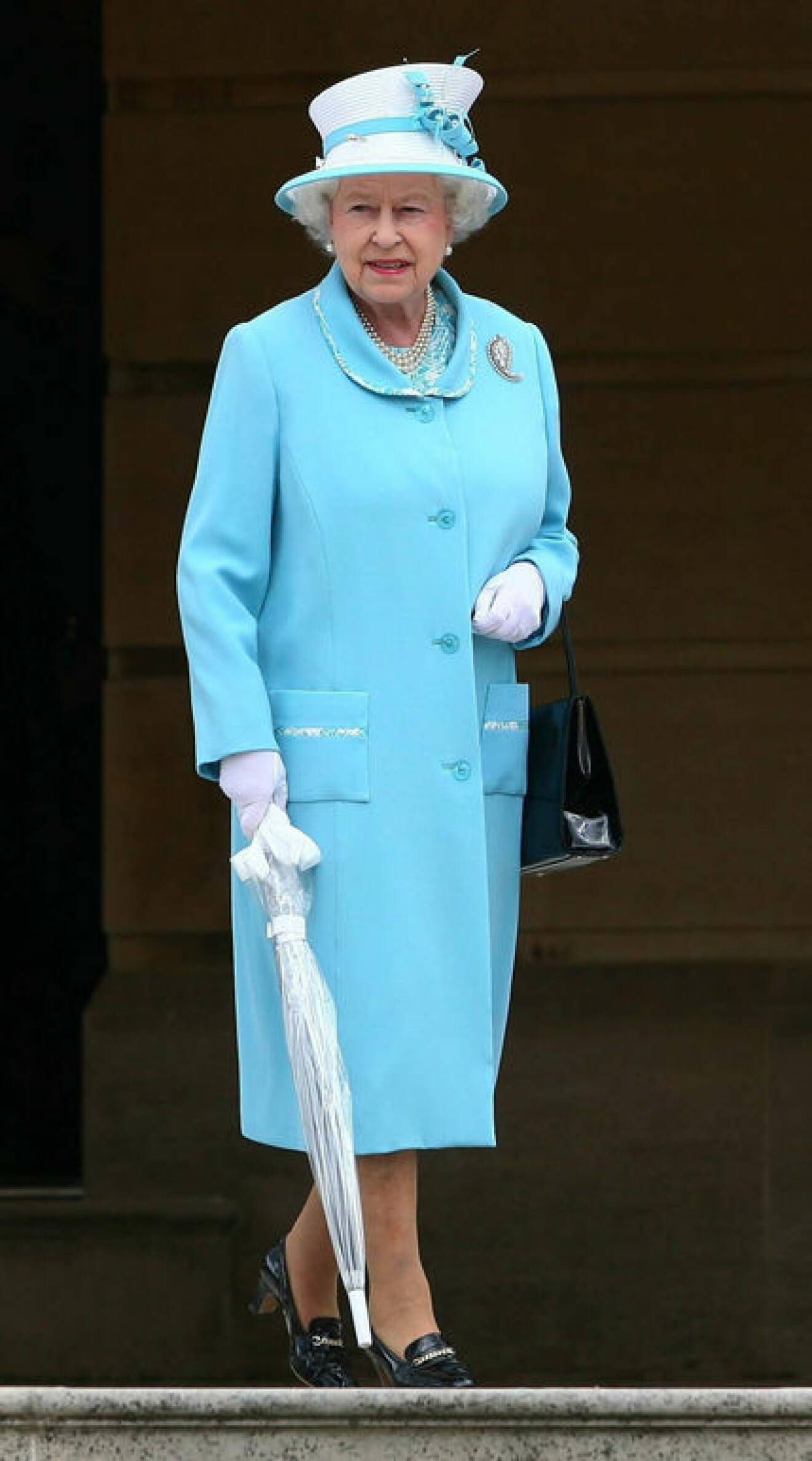 Drottning Elizabeth matchar från topp till tå.
