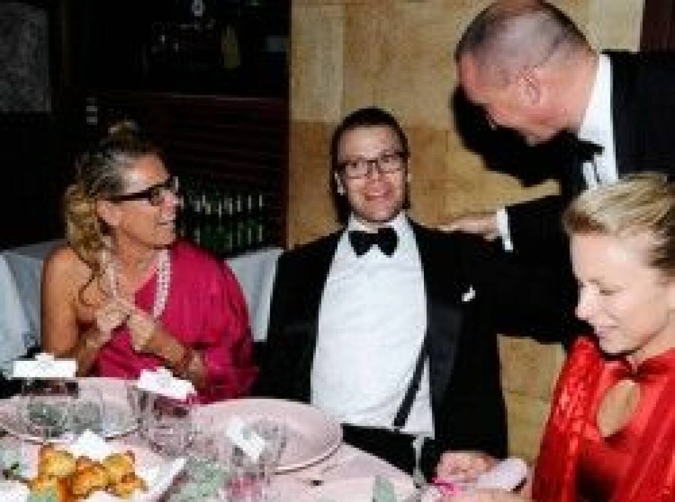 Prins Daniel rör sig vant vid fina tillställningar, här tillsammans med Marie Ledin under middagen i samband med Polarpriset.