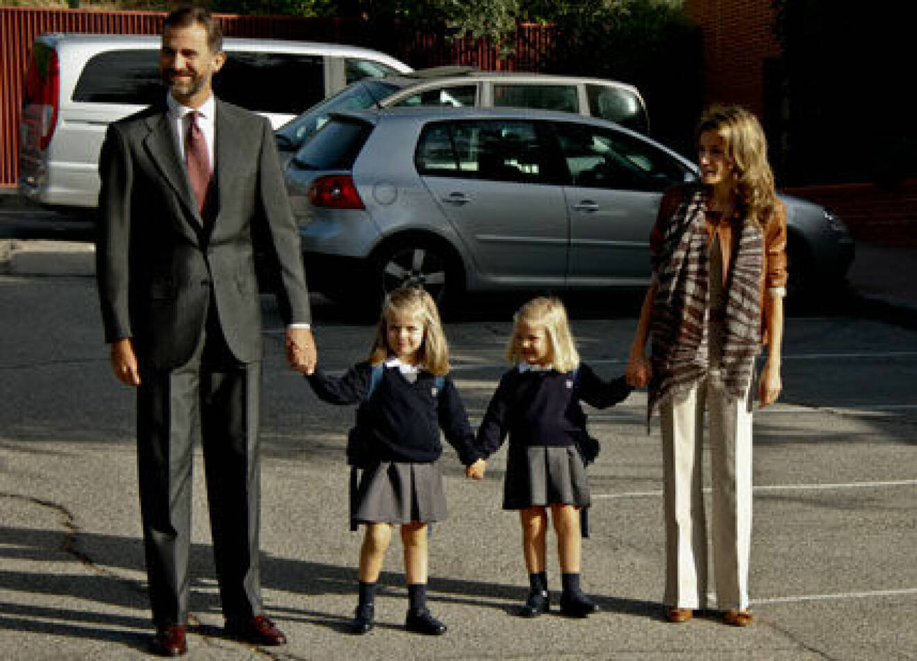 Skoldags för det spanska kronprinsparets döttrar, Leonor och Sofia.