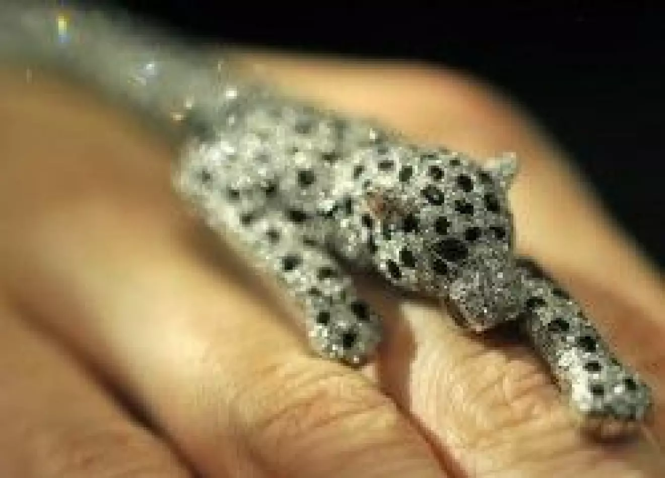 Ett armband i form av en diamantklädd panter.