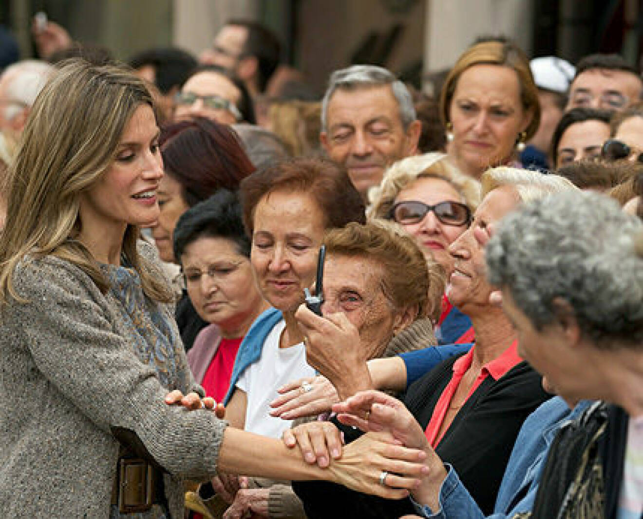 Många ville hälsa på spanska kronprinsessan Letizia.
