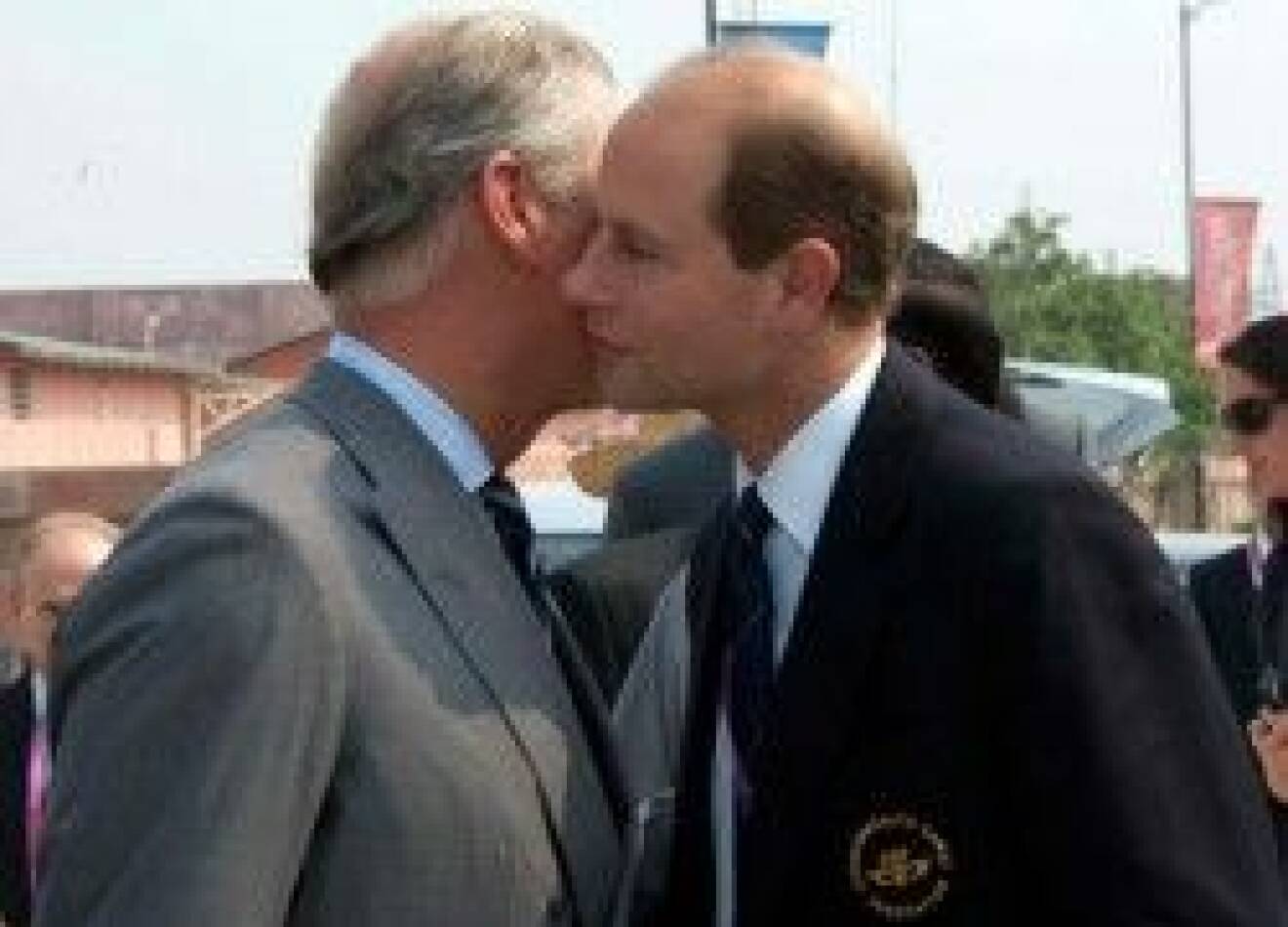Prins Charles och prins Edward hälsar på varandra.