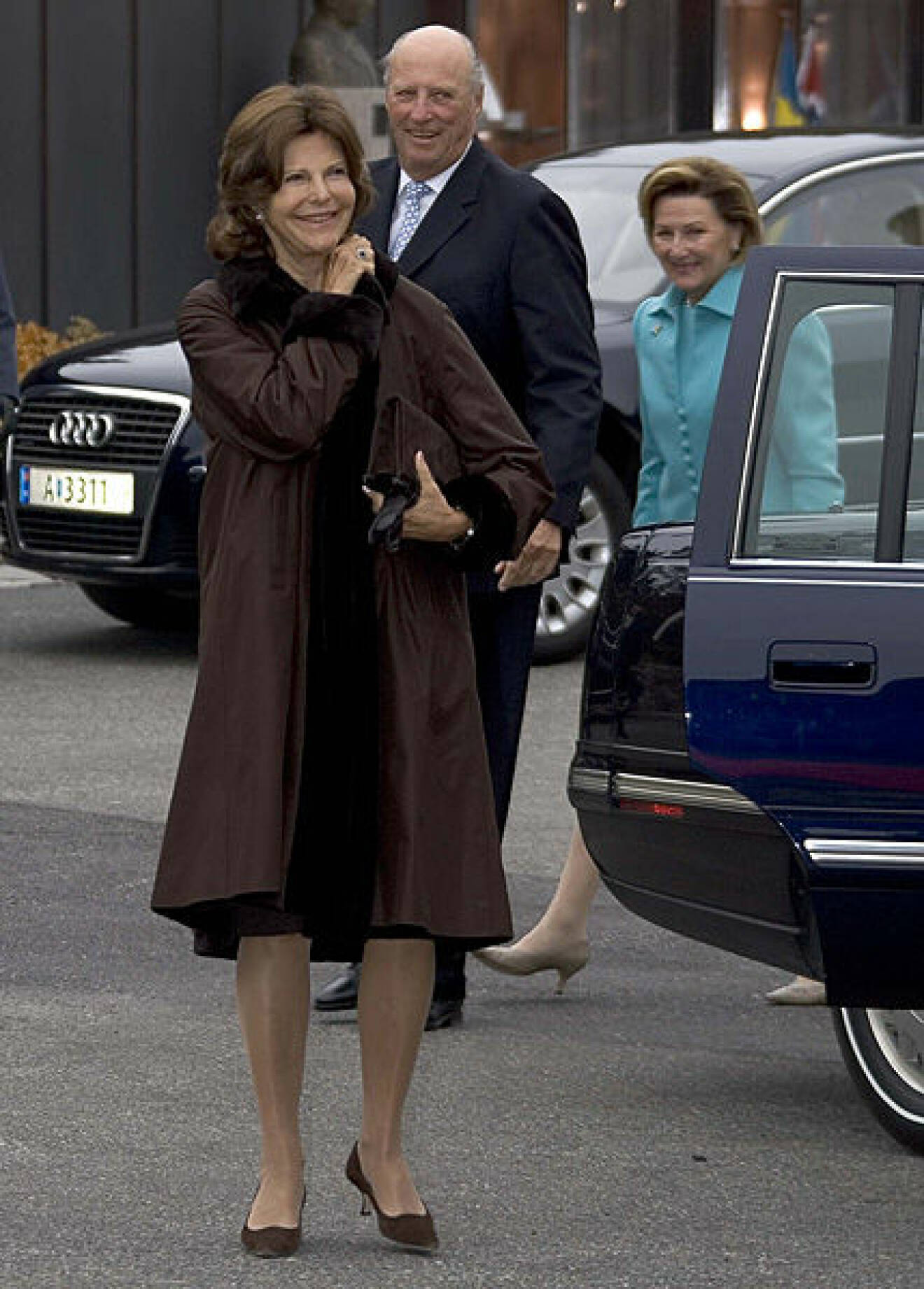 Drottning Silvia, kung Harald och drottning Sonja anlände med ett gott humör.