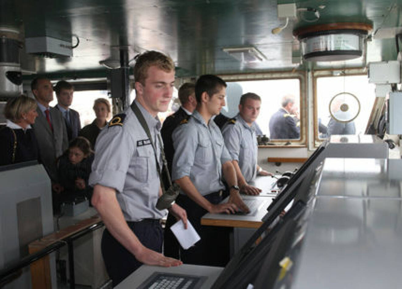 Prins Joachim fick också tillfälle att visa familjen vad han gör ombord.