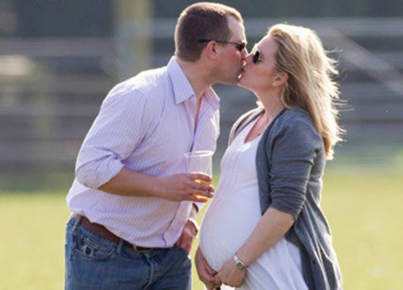 Peter Phillip ger sin gravida hustru Autumn en riktig kyss