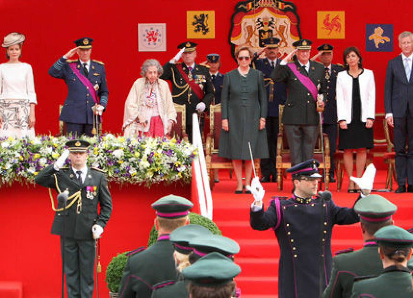 Belgiska kungafamiljen tittade också på militärparader i Bryssel