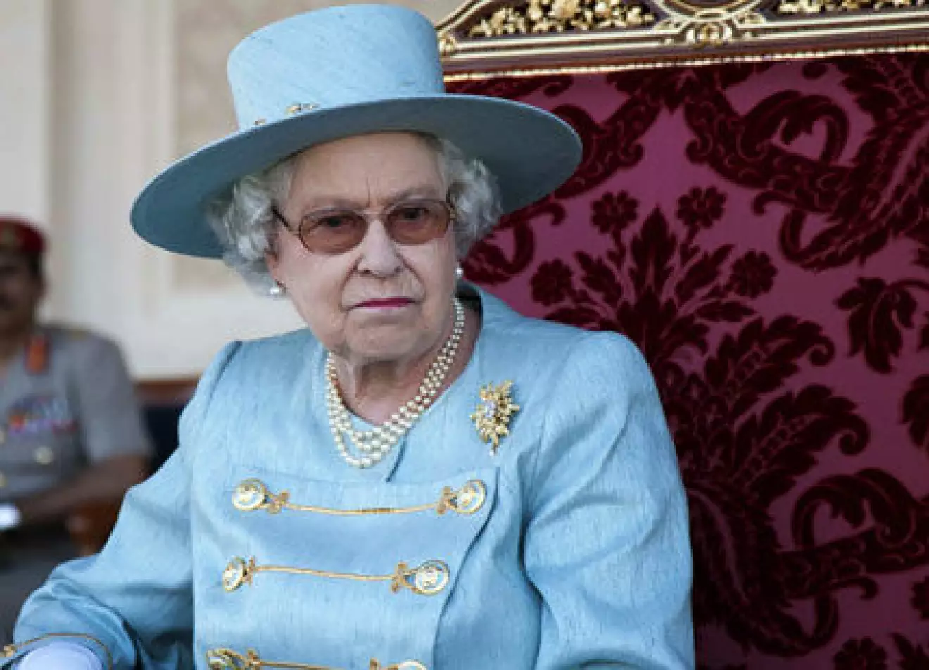 Drottning Elizabeth i ljusblå matchande dress.