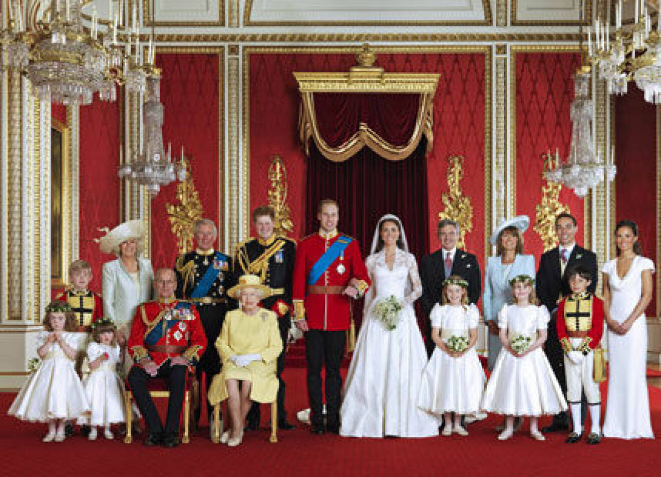 Hela kungafamiljen samlad på den officiella bilden från Kate och Williams bröllop