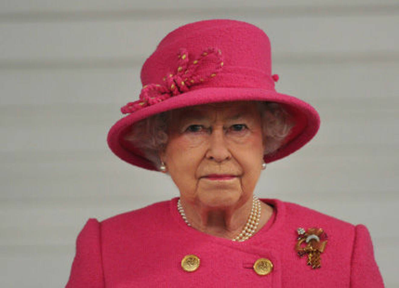 Drottning Elizabeth i rosa mundering.