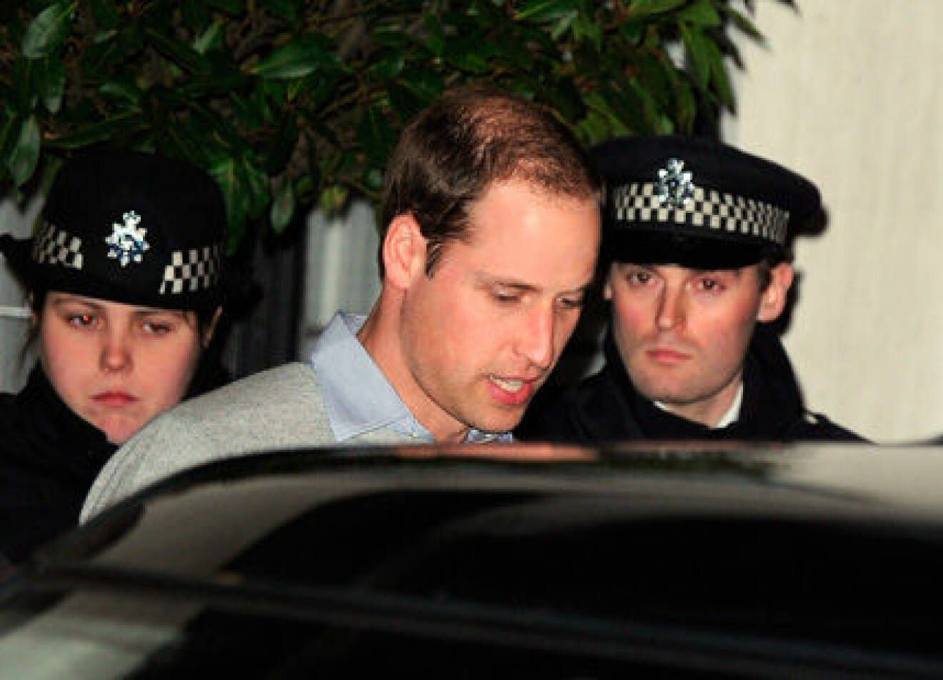 Kronprins William tillsammans med två poliser