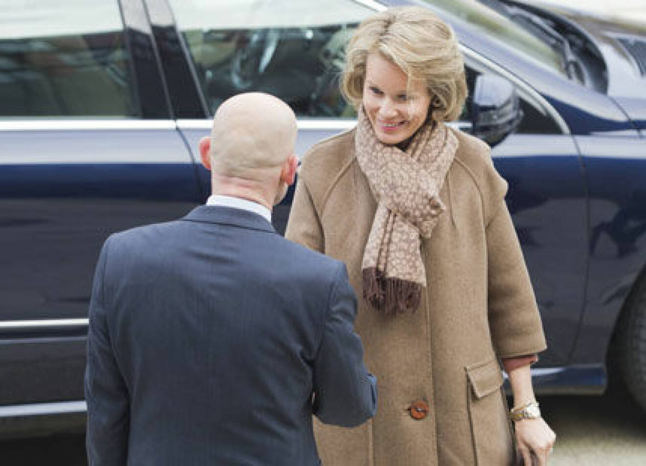 Kronprinsessan Mathilde i beige vinterrock och matchande halsduk i ljusare nyans.
