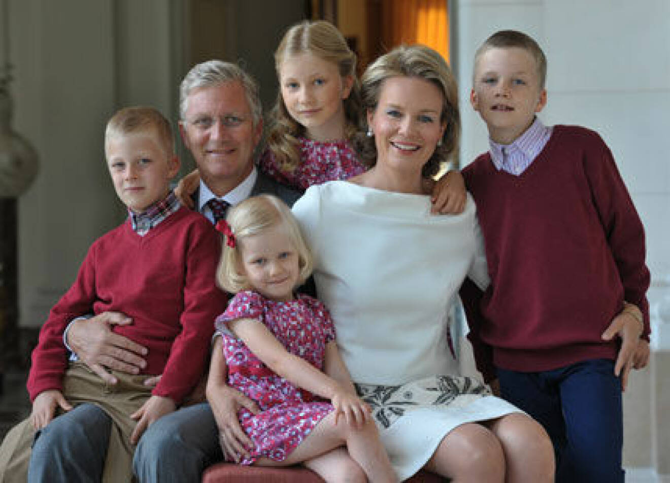 Kronprinsessan Mathilde klär gärna sina barn i liknande färger, precis som på den här höstiga familjebilden - alla i vinrött.