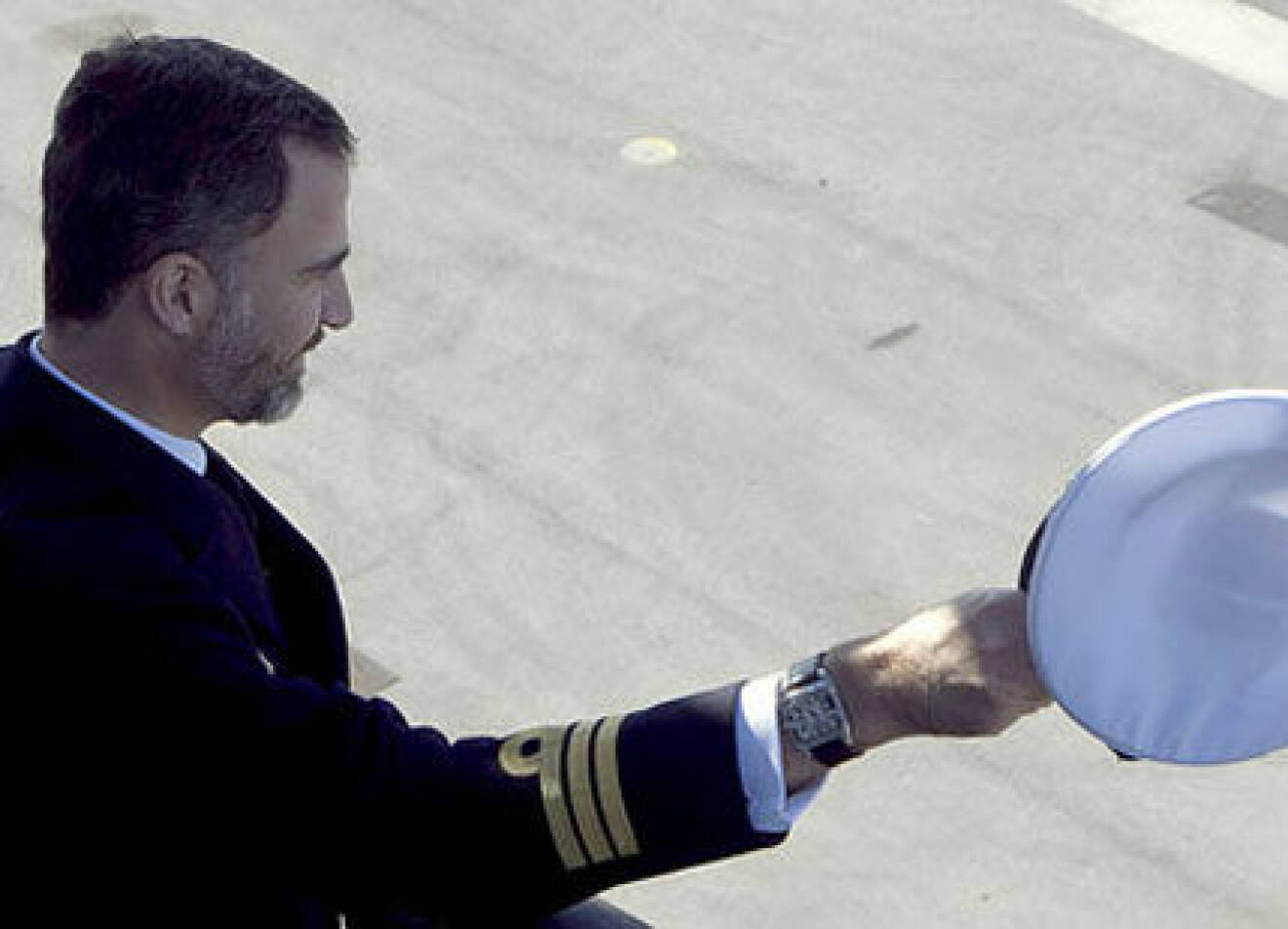 Kronprins Felipe vinkar med sin officershatt