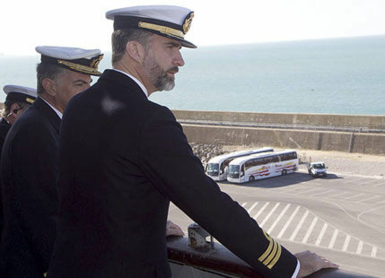 Kronprins Felipe blickar ut över havet