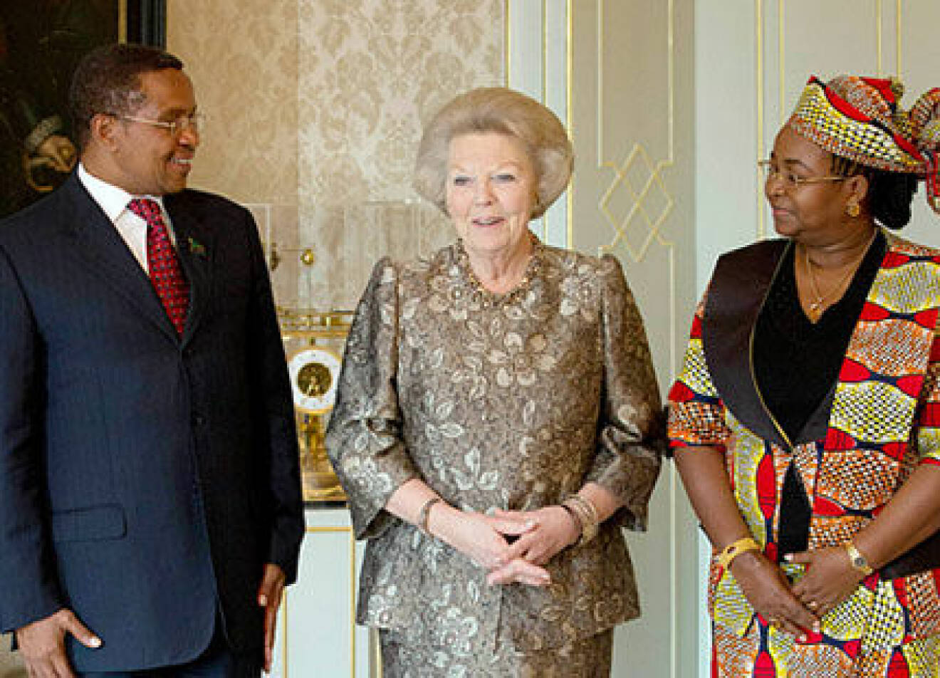 Holländska Beatrix under en mottagning med Tanzanias president Jakaya Mrisho Kikwete och hans hustru Salma Kikwete