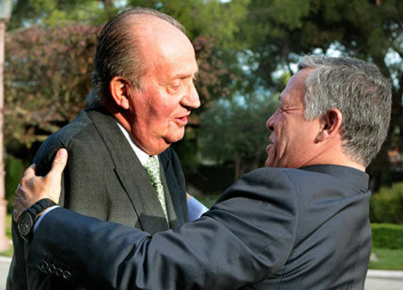 Kung Juan Carlos fick ett vänskaplig kram när han träffade kung Abdullah II av Jordanien