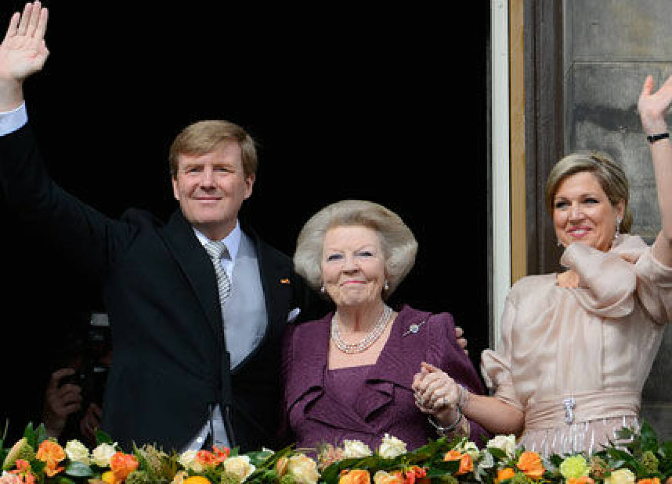 Beatrix i mitten av nye kungen, Willem Alexander och drottning Máxima.