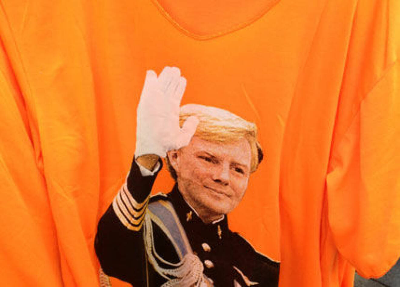 Orangea souvenirer med Willem Alexander tryckt på.