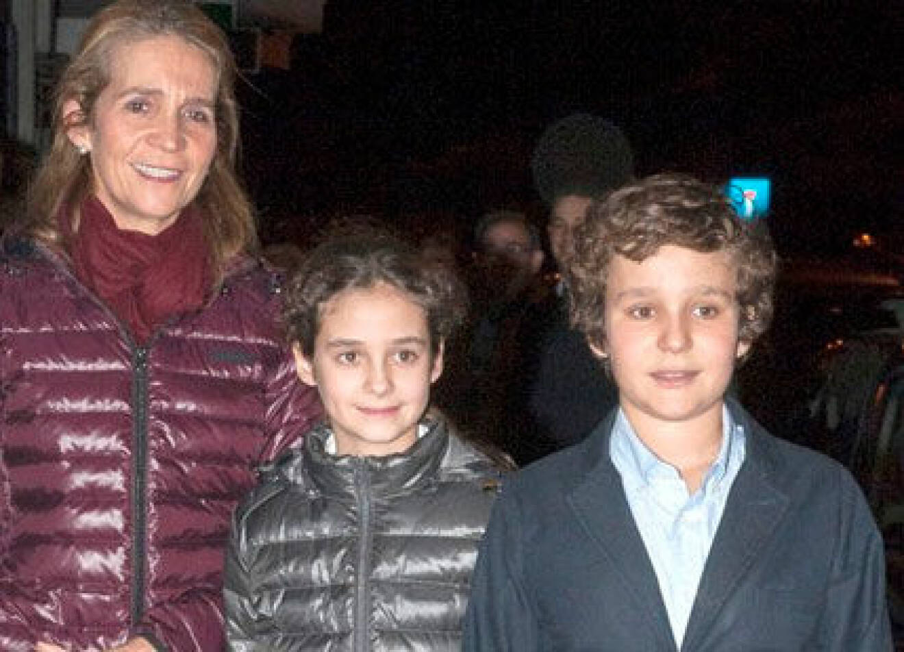 Juan Froilan med mamma Elena av Spanien och systern Victoria Federica.