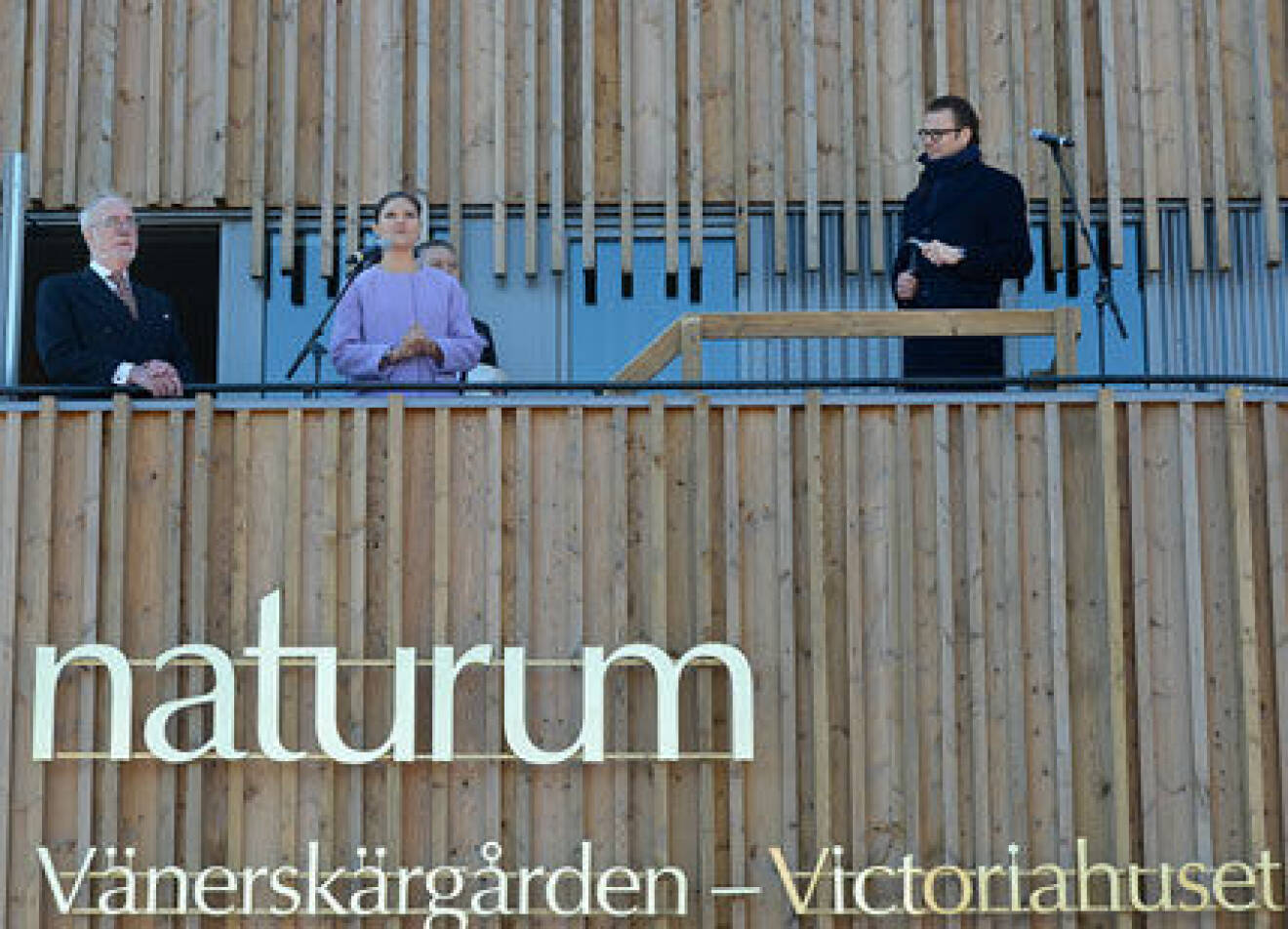 Kronprinsessan Victoria och Prins Daniel på en balkong under invigningen av Vänerskärgården