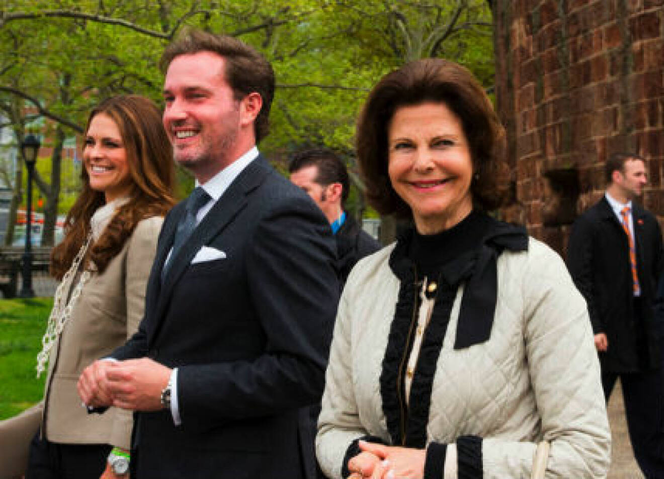 Prinsessan Madeleine, Chris O'Neill och drottning Silvia leendes på samma bild