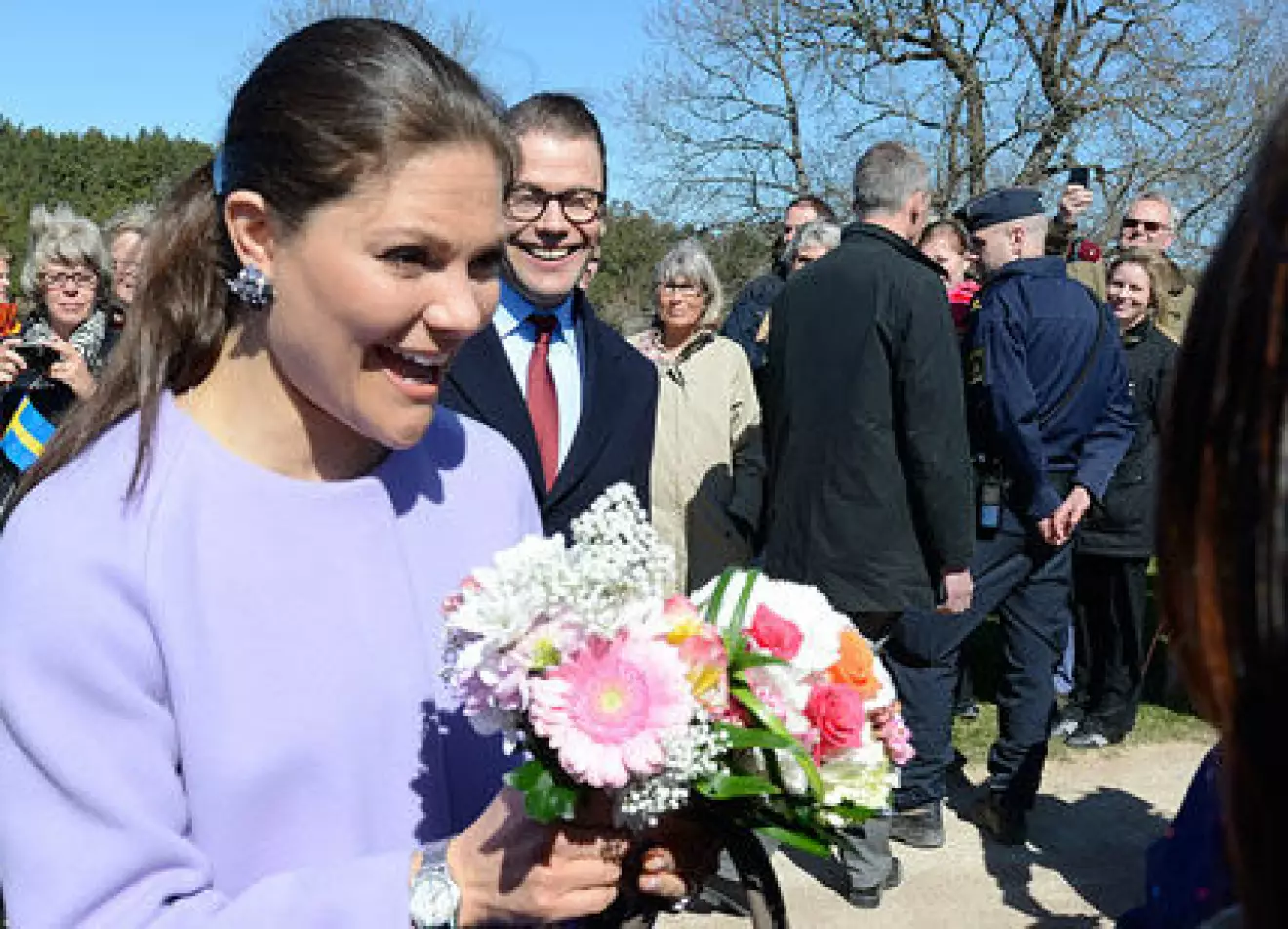 Kronprinsessan Victoria med en vacker blomsterbukett i handen