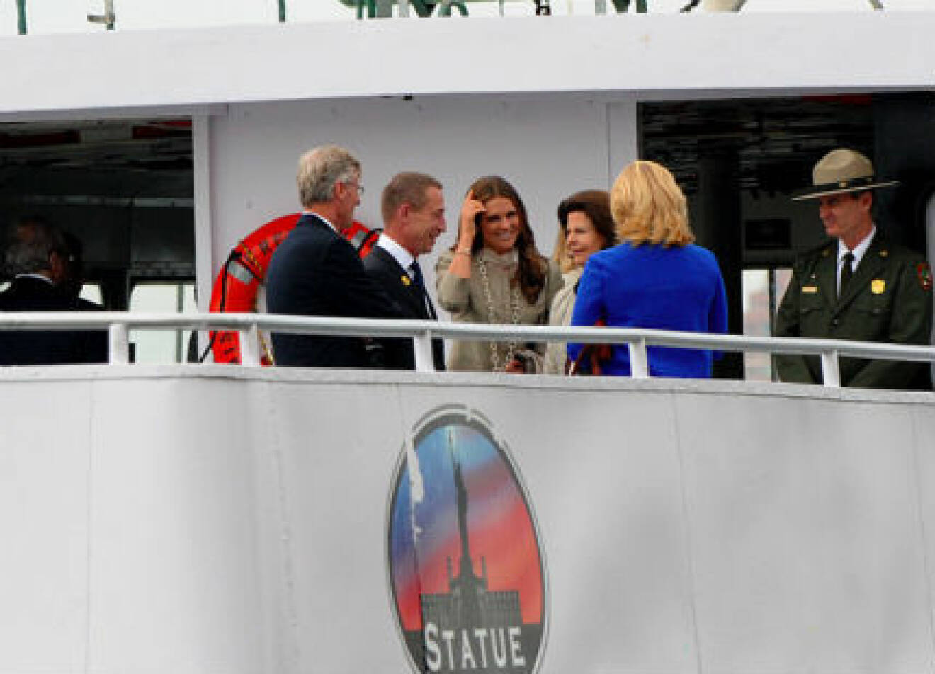 Drottning Silvia och prinsessan Madeleine på väg i båt ut till Ellis Island i New York för att titta på frihetsgudinnan