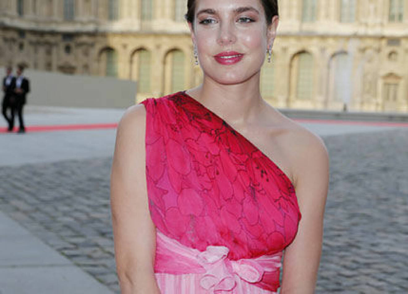 Charlotte Casiraghi gjorde entré i hallonsöt klänning med rosett och var kvällens blickfång på Liaisons Au Louvre III' välgörenhetsgala i Paris.