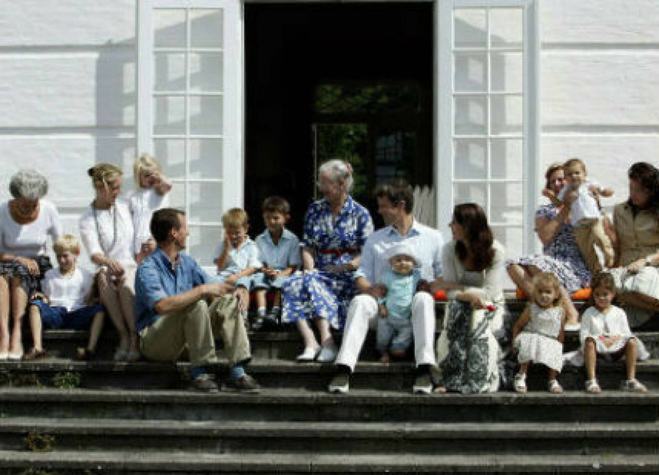 Systrarna tar med barn och barnbarn till Gråsten varje sommar - det är en familjesemester som både unga och gamla tycker om