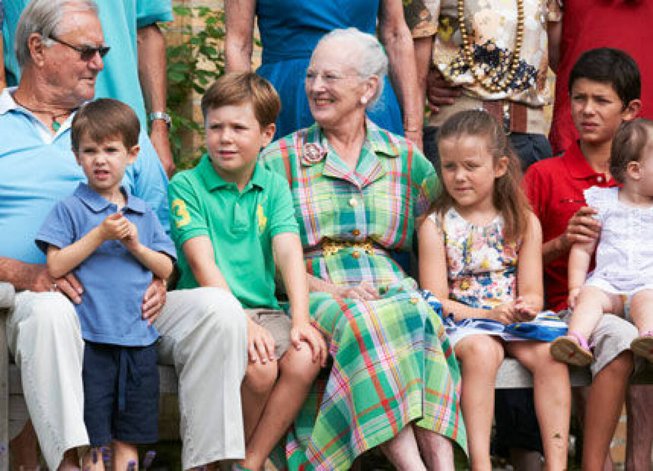 Sommarbilder på prins Henrik, drottning Margrethe, barn och barnbarn