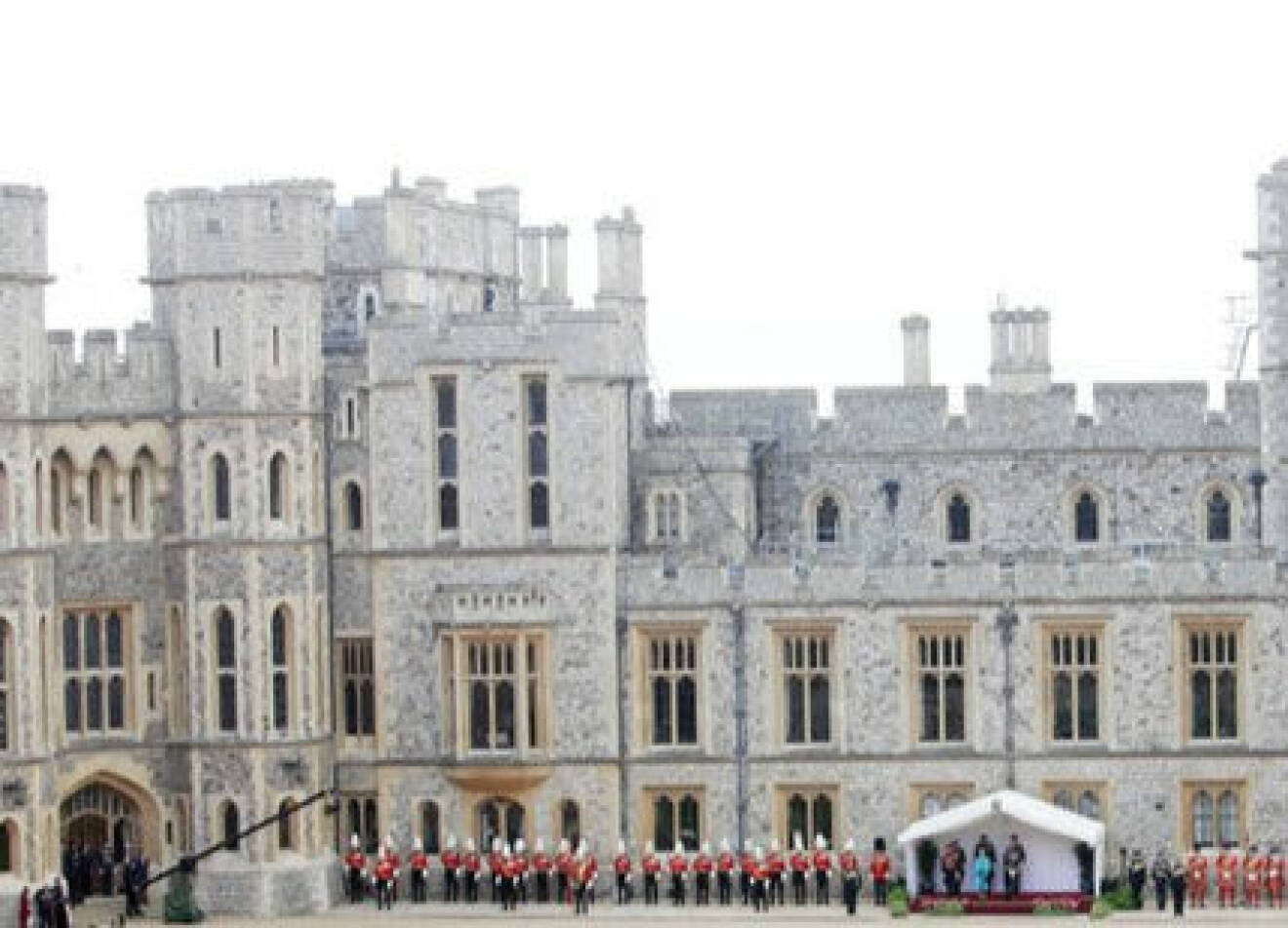 På Buckingham Palace, Windsor Castle och Holyrood Palace i Edinburgh bjöd drottningen personalen till att " avnjuta ett glas champagne för att fira den kungliga födseln