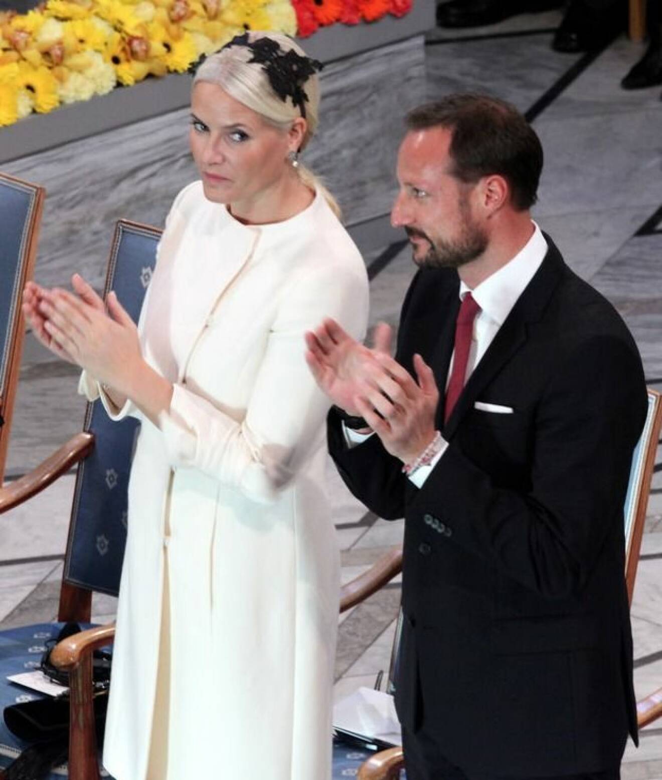 Kronprinsessan av Norge i kappklänning från Valentino. 