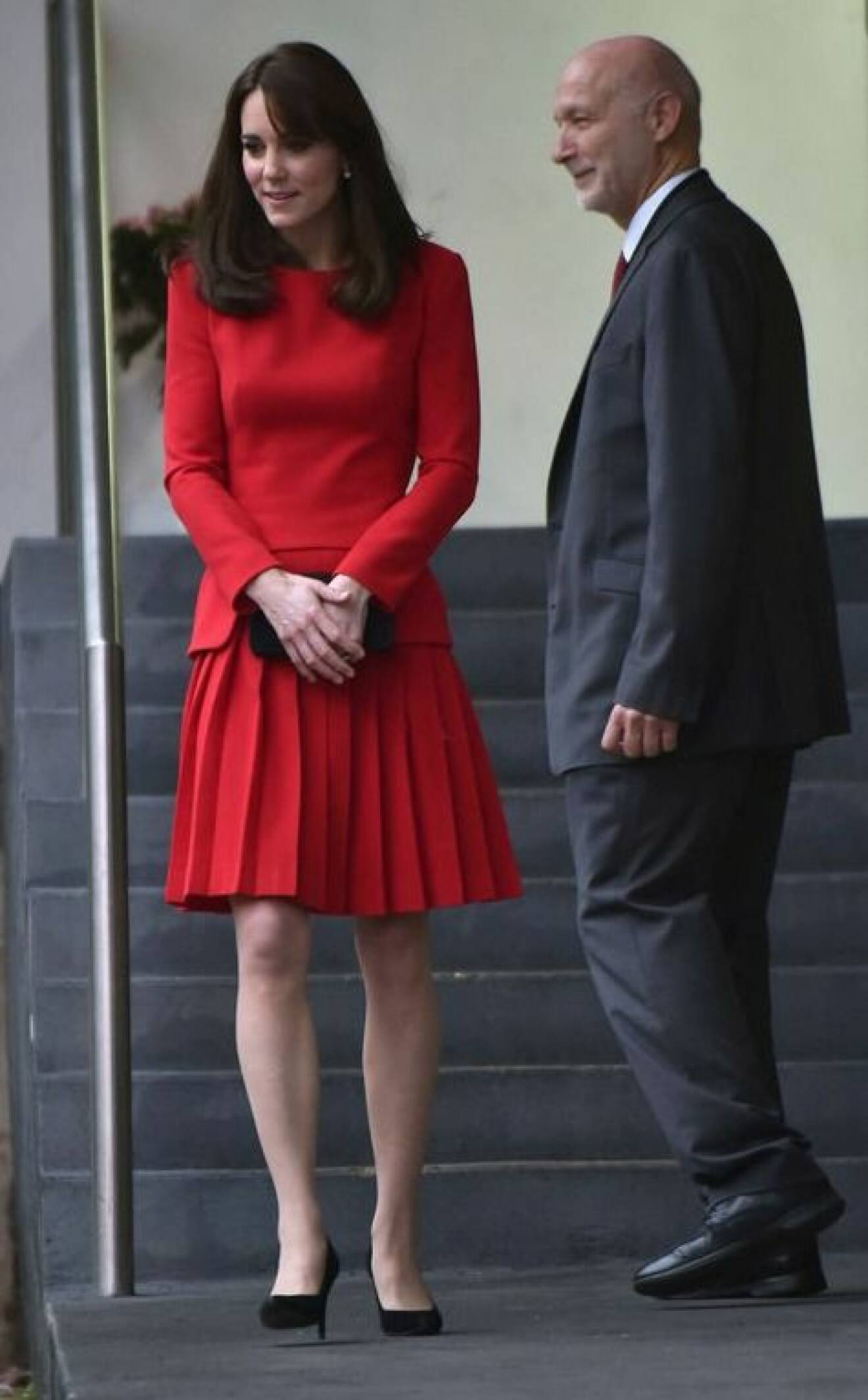 Kate i röd klänning från McQueen. 