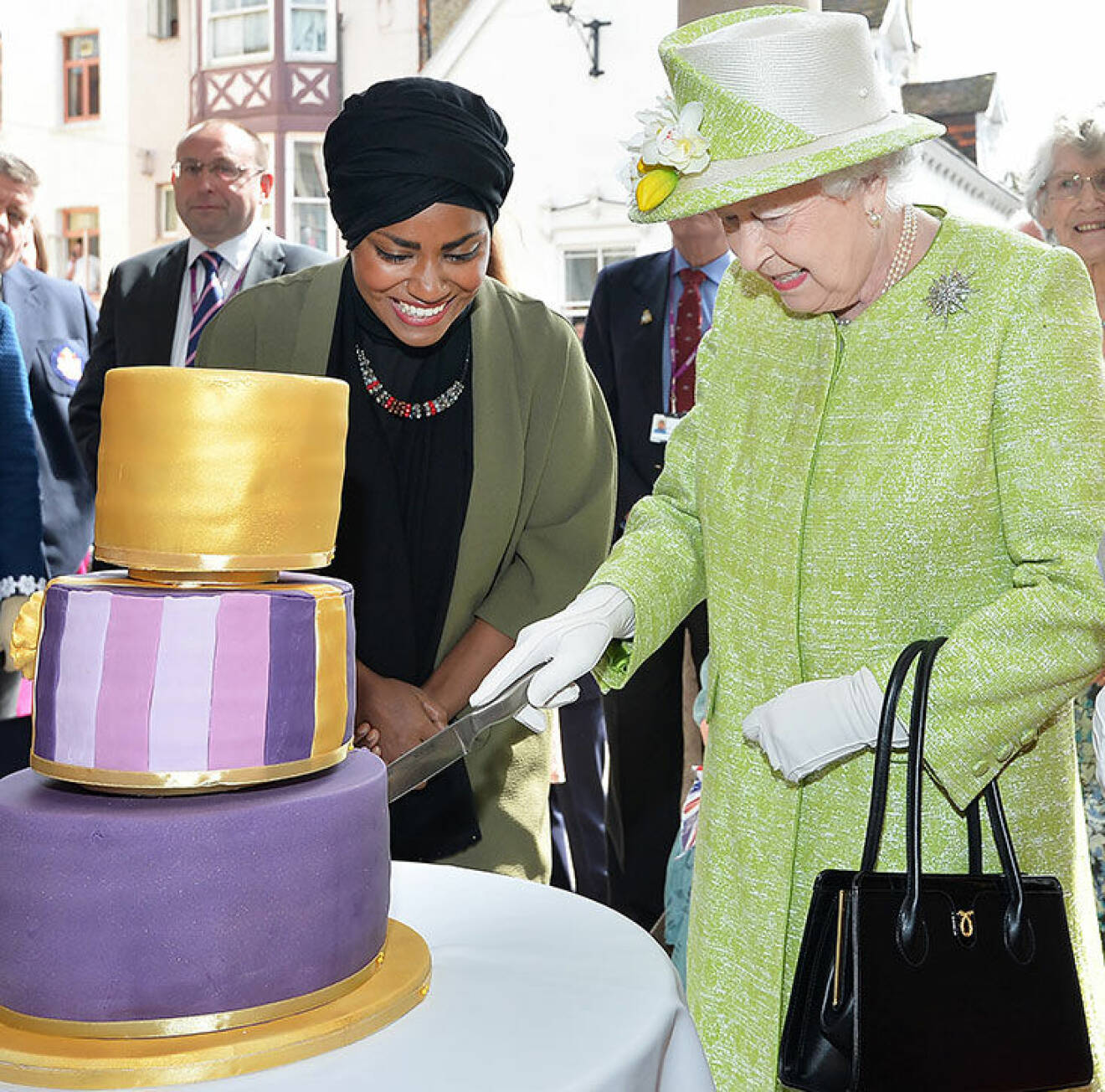 Tårta och hyllningar för drottning Elizabeth
