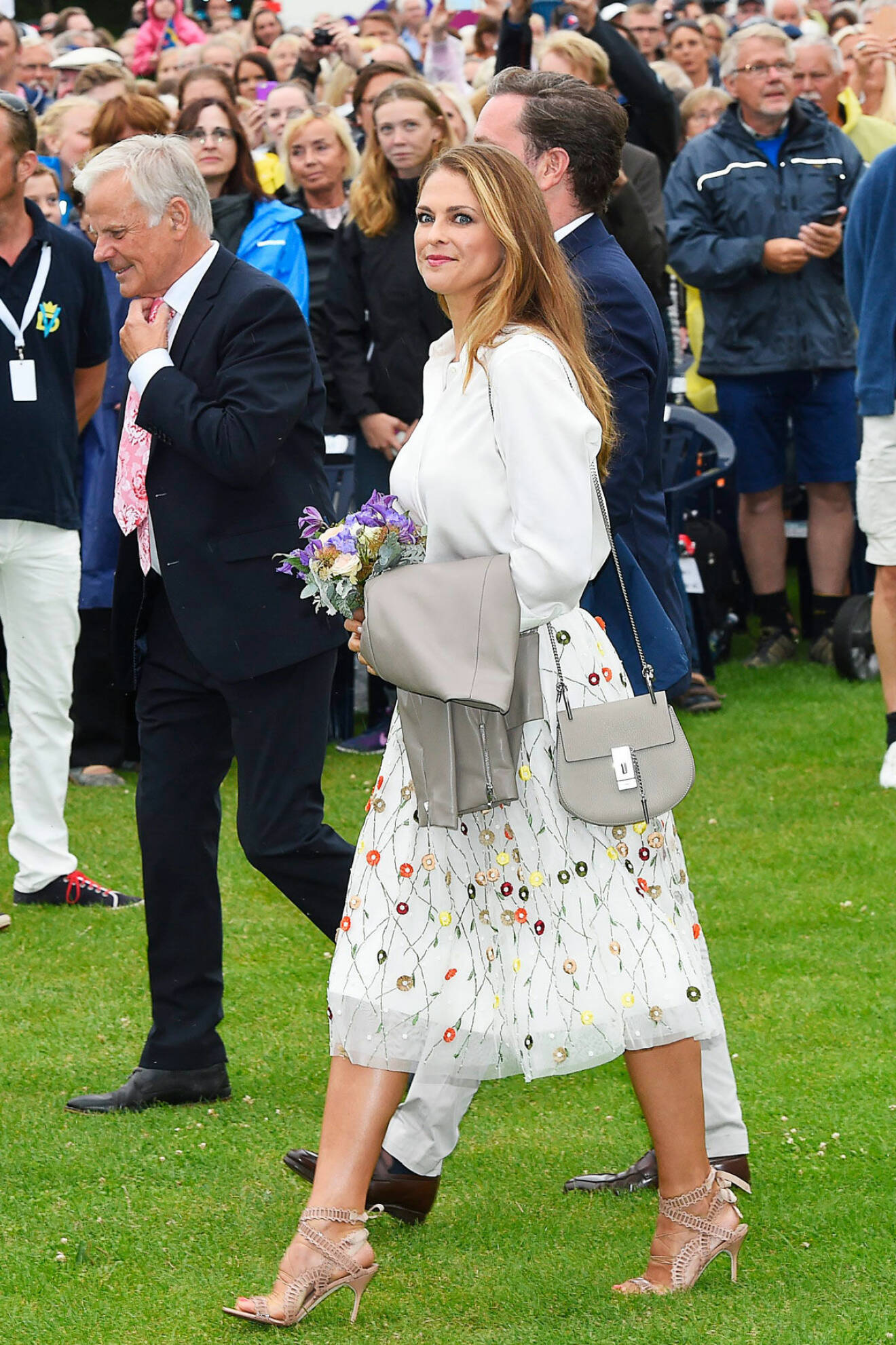År 2016 bar Madeleine en kjol broderad med blommor. Hon bar även med en snygg skinnjacka mot kylan. 