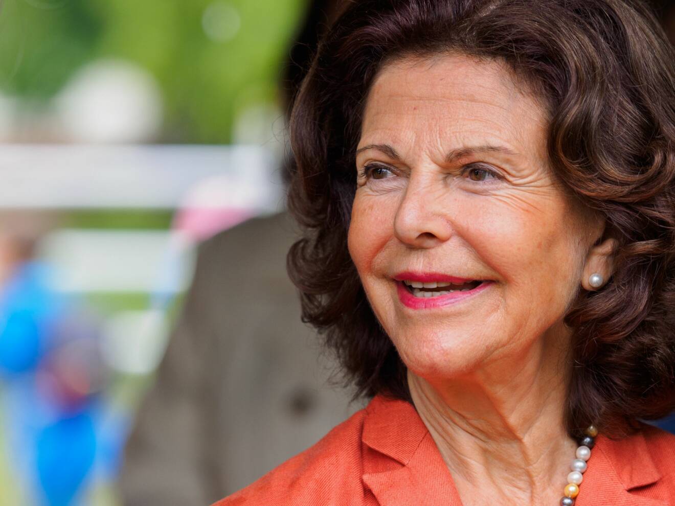 Queen Silvia of Sweden smiles at the Erlebnispark Thurn adventure park in Heroldsbach, Germany, 2 August 2016. Queen Silvia of Sweden visited the children's holiday camp of the German TV lottery at the Schloss Thurn adventure park. PHOTO: NICOLAS ARMER/DPA (c) DPA / IBL Bildbyrå