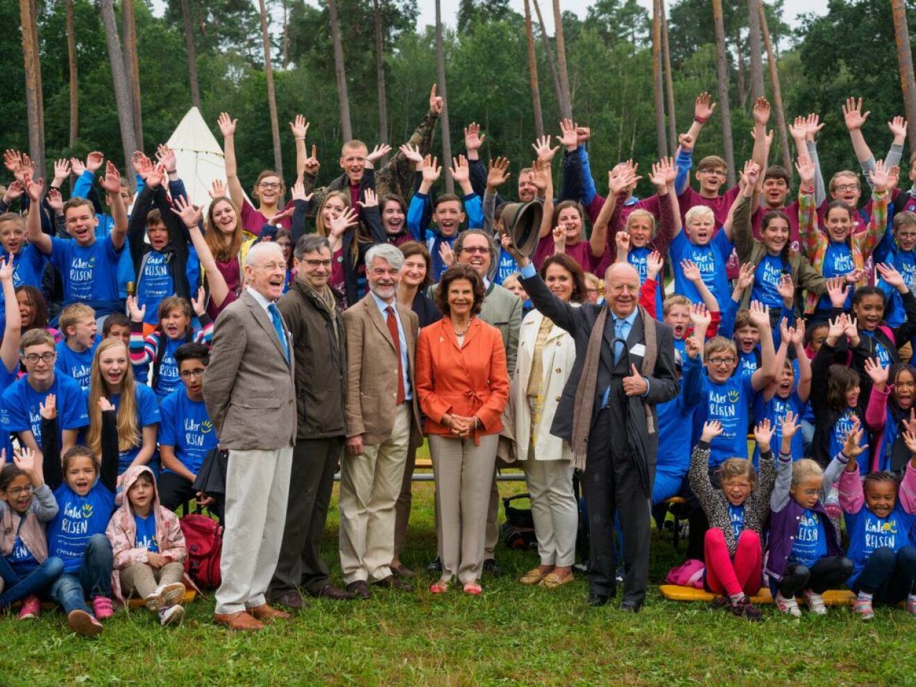 Queen Silvia of Sweden poses with children for a group photo at the Erlebnispark Thurn adventure park in Heroldsbach, Germany, 2 August 2016. Queen Silvia of Sweden visited the children's holiday camp of the German TV lottery at the Schloss Thurn adventure park. PHOTO: NICOLAS ARMER/DPA (c) DPA / IBL Bildbyrå
