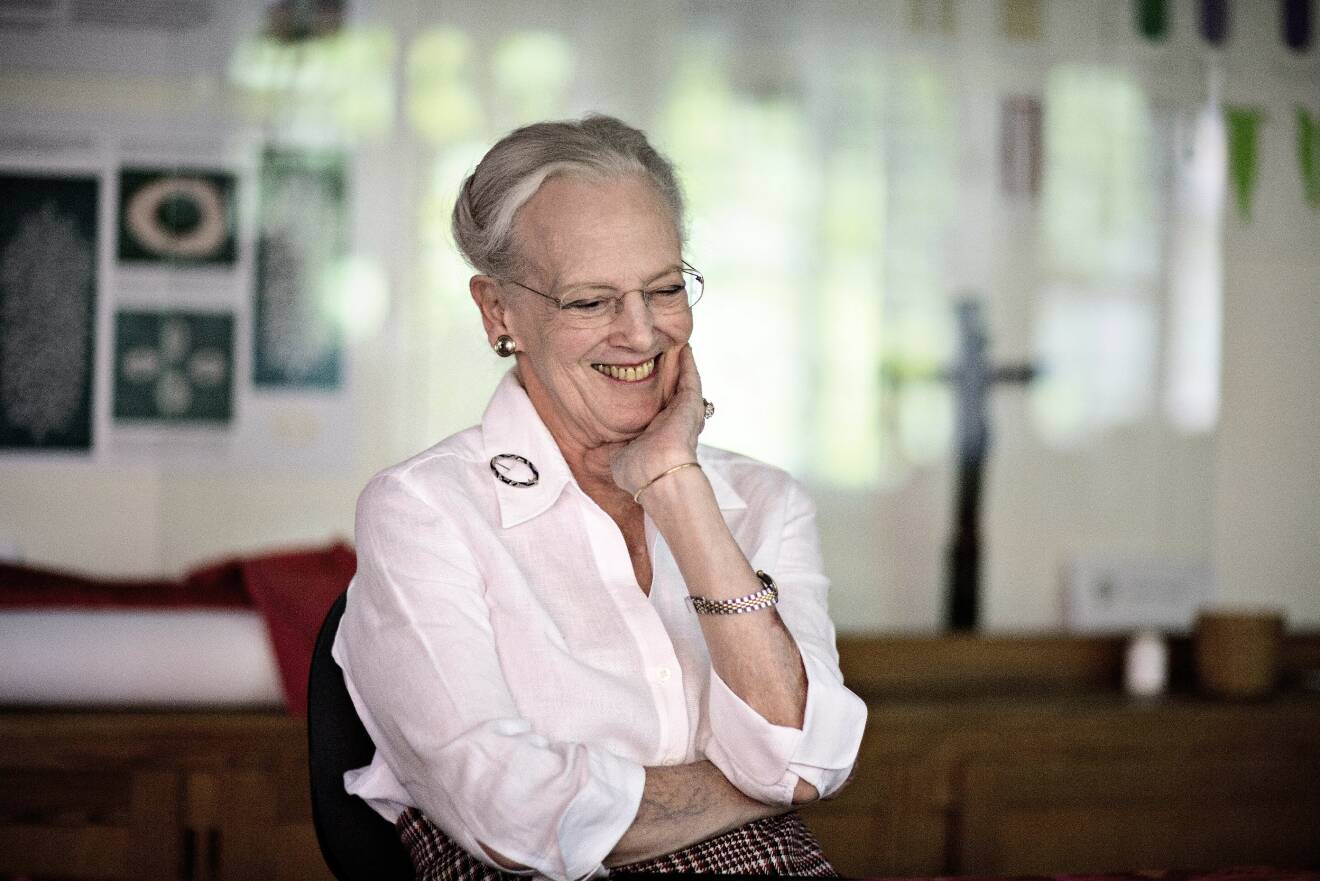 Exclusive interview with Queen Margrethe for the Danish newspaper Politiken. 2 years ago the All Saints Church, the 'castle church' in Wittenberg, Germany, asked Queen Margrethe to create a new altar curtain on the occasion of the Protestant church's 500th anniversary. Queen Margrethe accepted and after several hundred hours of work the Antependium is finished, it has the 'Luther-Rose' as motive in honor of the theologian Martin Luther who posted his 95 theses on the door of 'All Saints Church', October 31, 1517. The Antependiet is inaugurated on October 2nd 2016, Queen Margrethe and President Joachim Gauck will be present. (Adrian Joachim / Polfoto) Dronning Margrethe har i måneder har dronningen syet på et stort broderiværk, et alterforhæng, til slotskirken i Wittenberg. Hun lægger sidste hånd på værket hos Selskabet for Kirkelig Kunst i den tidligere kongelige staldmesterbolig ved Frederiksholm Kanal. (c) Polfoto / IBL