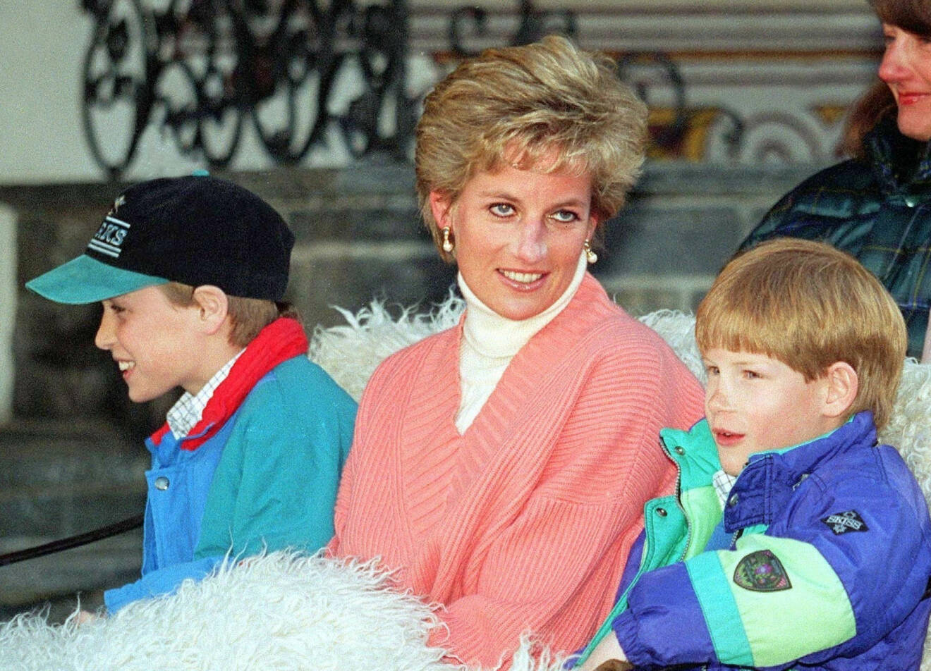 LECH, AUSTRIA - 27.03.1994. THE PRINCESS OF WALES AND SONS PRINCE WILLIAM AND PRINCE HARRY IN CARRIAGE DURING THE SKIING HOLIDAY IN LECH, AUSTRIA. Photo: Robin Nunn/ Nunn Syndication Code: 4008 COPYRIGHT STELLA PICTURES Photo: Nunn Syndication Code: 4008 COPYRIGHT STELLA PICTURES