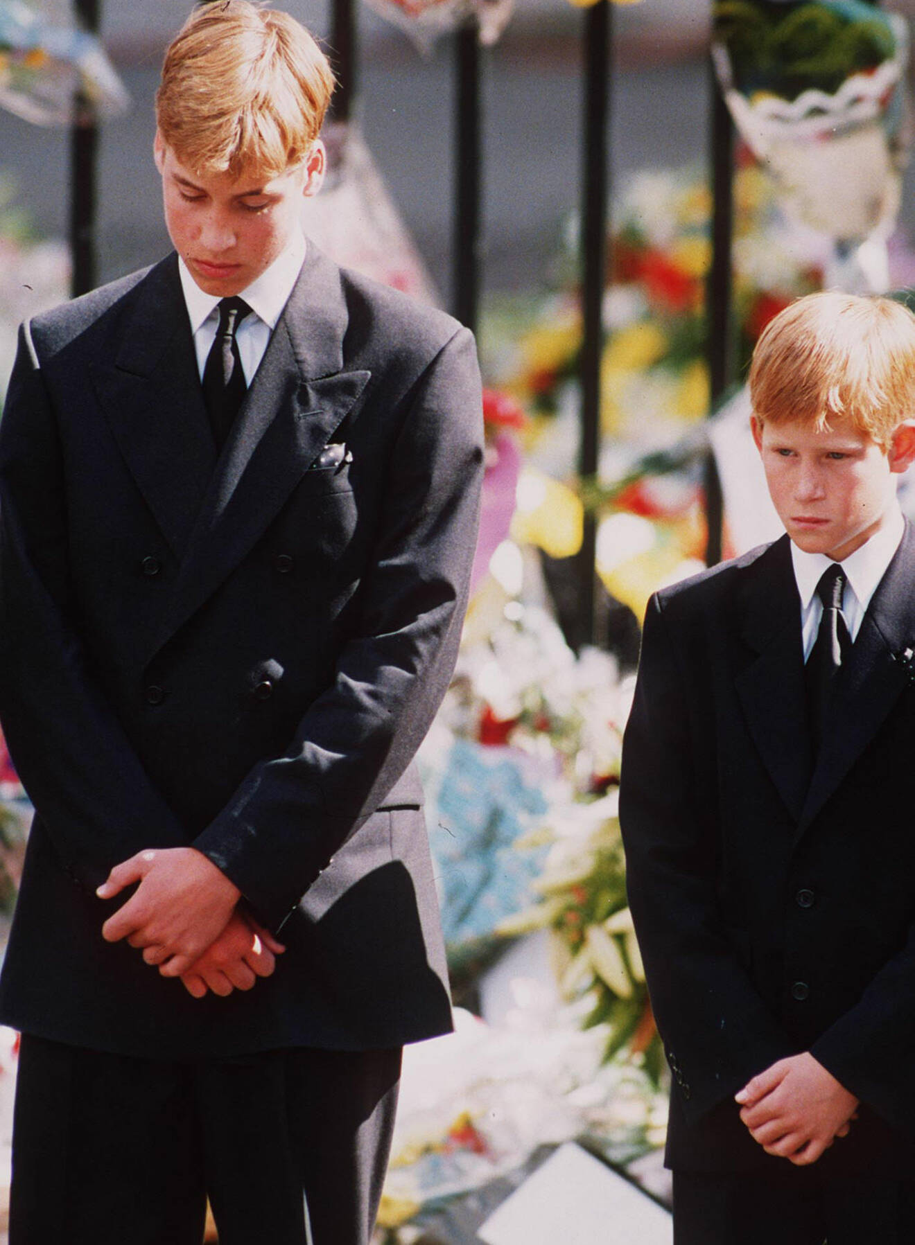 FUNERAL OF DIANA, PRINCESS OF WALES Left: HRH PRINCE WILLIAM, with his brother HRH PRINCE HARRY, outside Westminster Abbey after the funeral service of their mother Diana, Princess of Wales. Universal Pictorial Press Photo UE 013690/U 06.09.1997 (c) DPA / IBL Bildbyrå