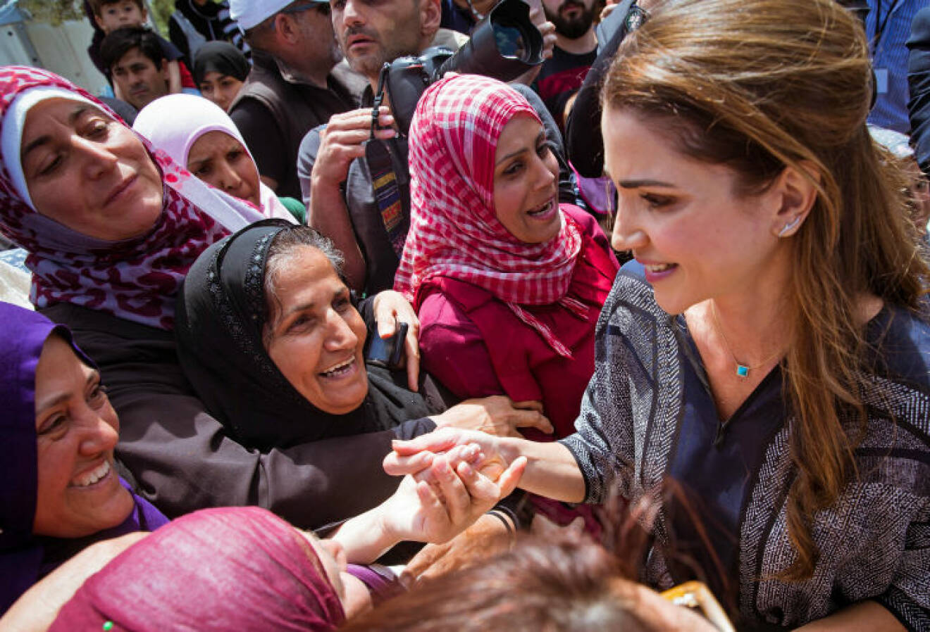 Drotning Rania besöker Lesbos i Grekland i april 2016. 