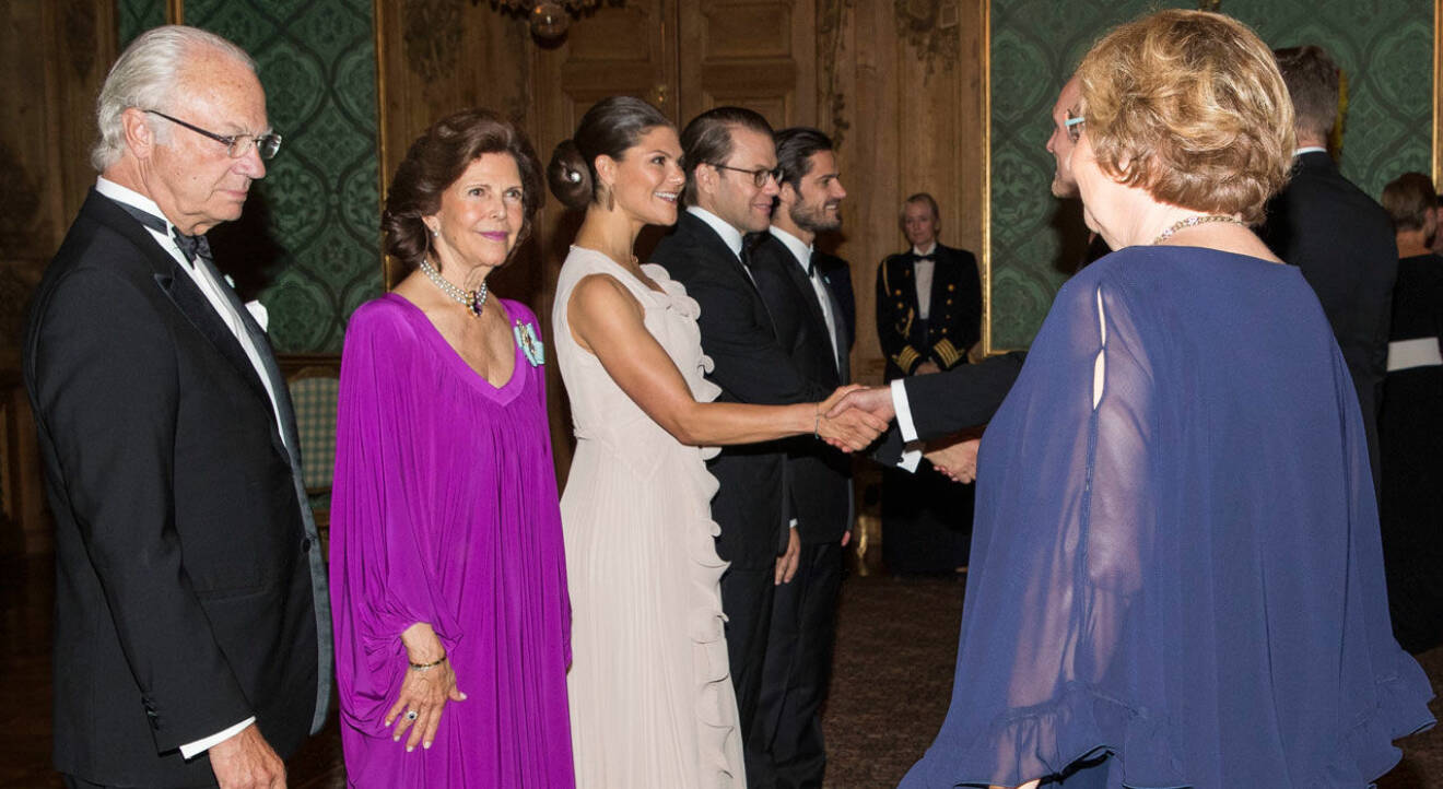Gästerna tas emot och hälsas välkomna av kungafamiljen i Lovisa Ulrikas matsal.