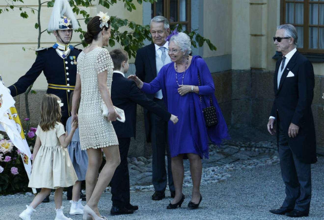 Prinsessan Christina och Tord Magnuson utanför Drottningholms slottskyrka inför prinsessan Leonores dop.
