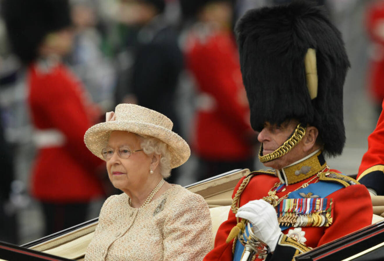 Drottning Elizabeth red själv i paraden fram till sin 70-årsdag. Nuförtiden framförs hon med häst och vagn.