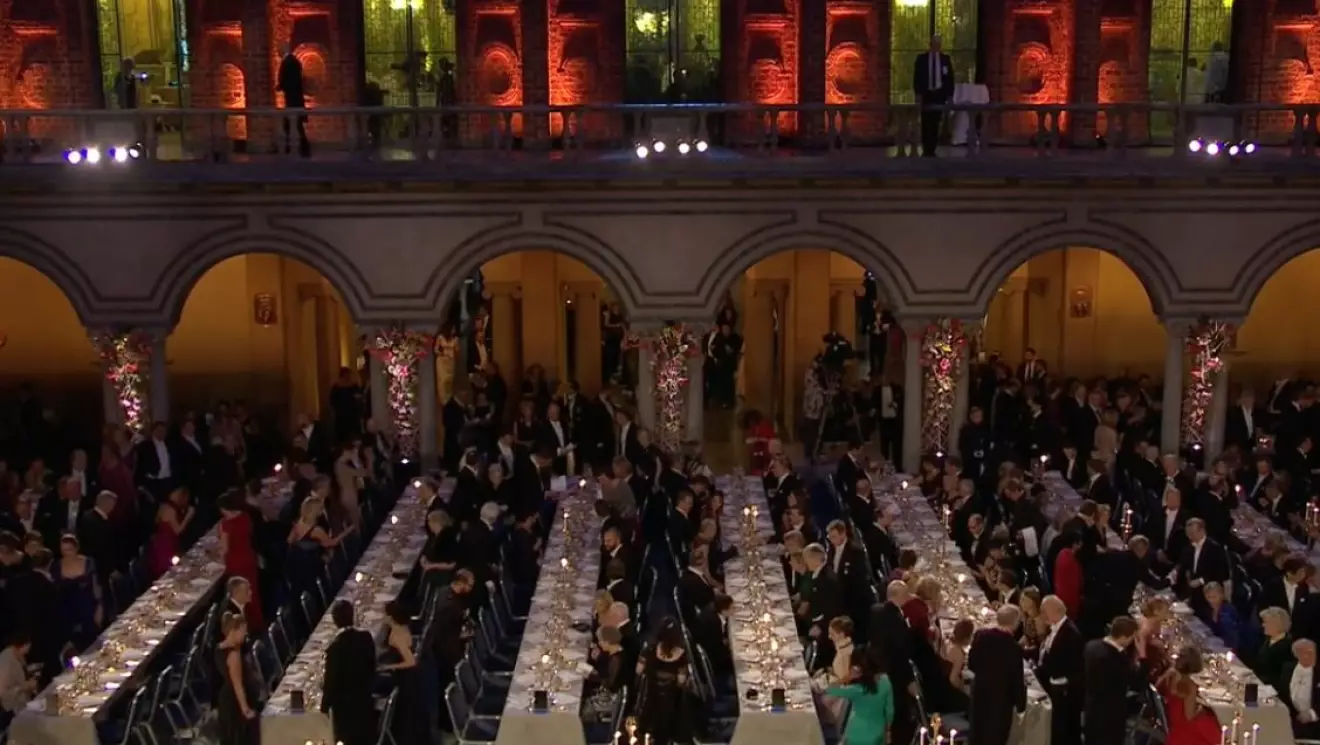 Gästerna intar sina platser i Blå Hallen.