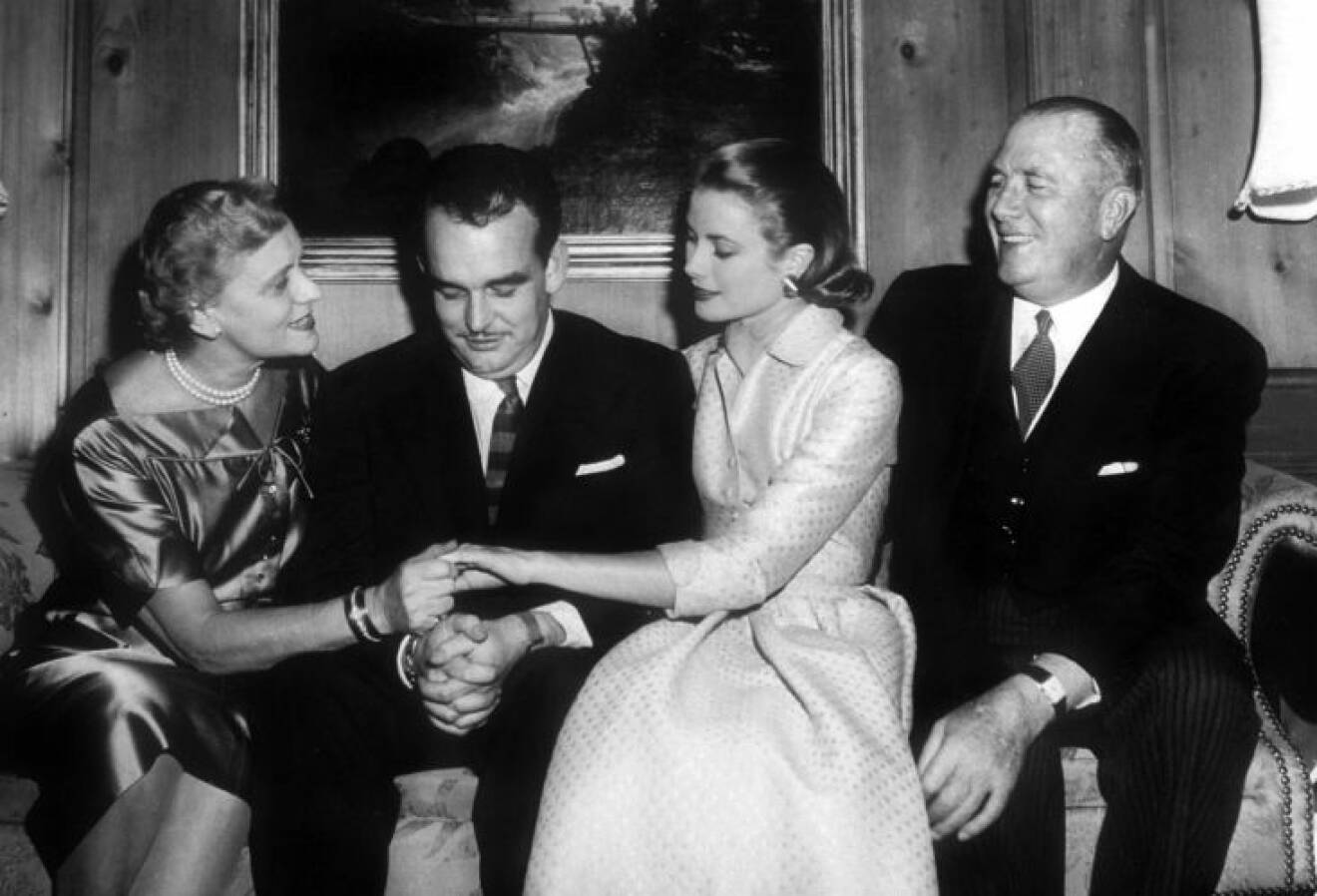Grace Kelly och furst Rainier på förlovningssoffan i familjen Kelly hem i Philadelphia.