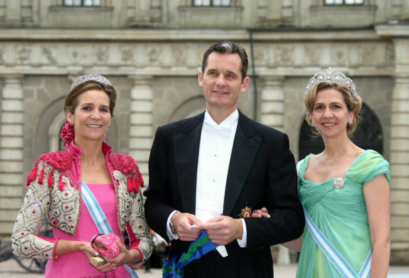 Prinsessan Elena, Iñaki Urdangarin och prinsessan Cristina vid Victoria och Daniels bröllop. I dag har till och med den spanske kungen tagit avstånd från Iñaki.