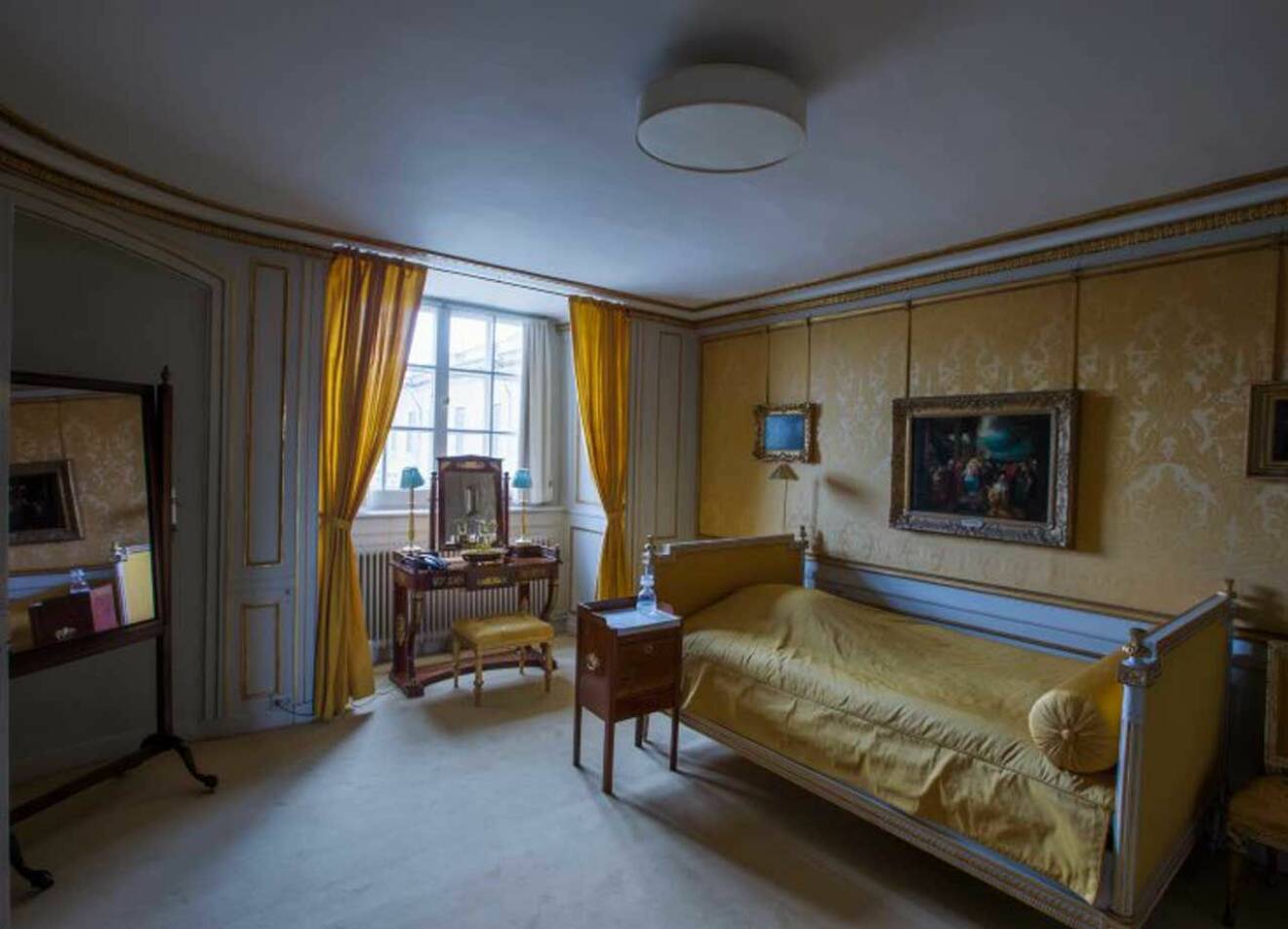 I denna säng sov drottning Máxima när hon bodde i våningen under prins Carl Philips bröllop. 